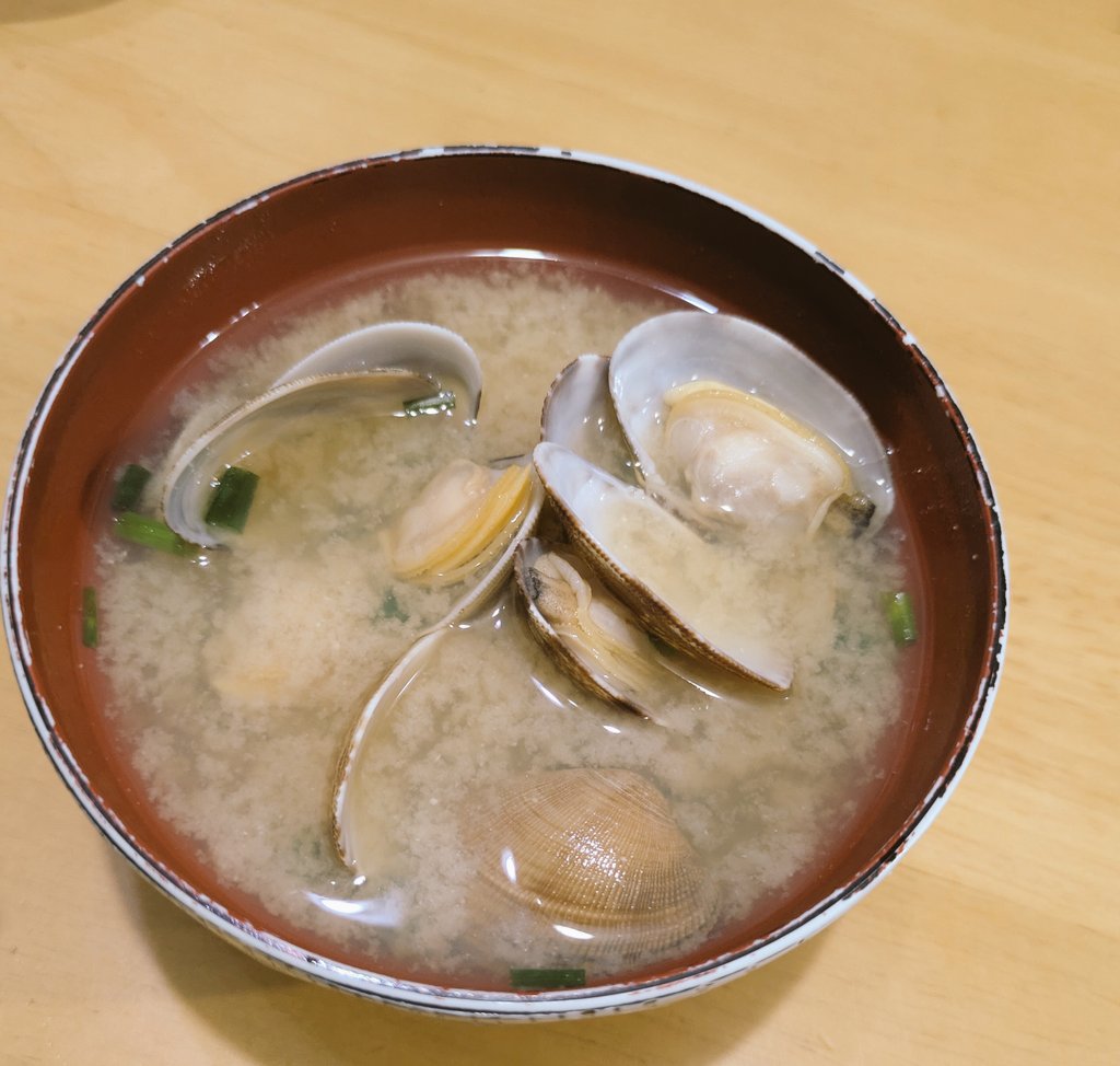 rumisa516's tweet photo. アサリのお味噌汁しみるぅ https://t.co/HJgEeGmH9h