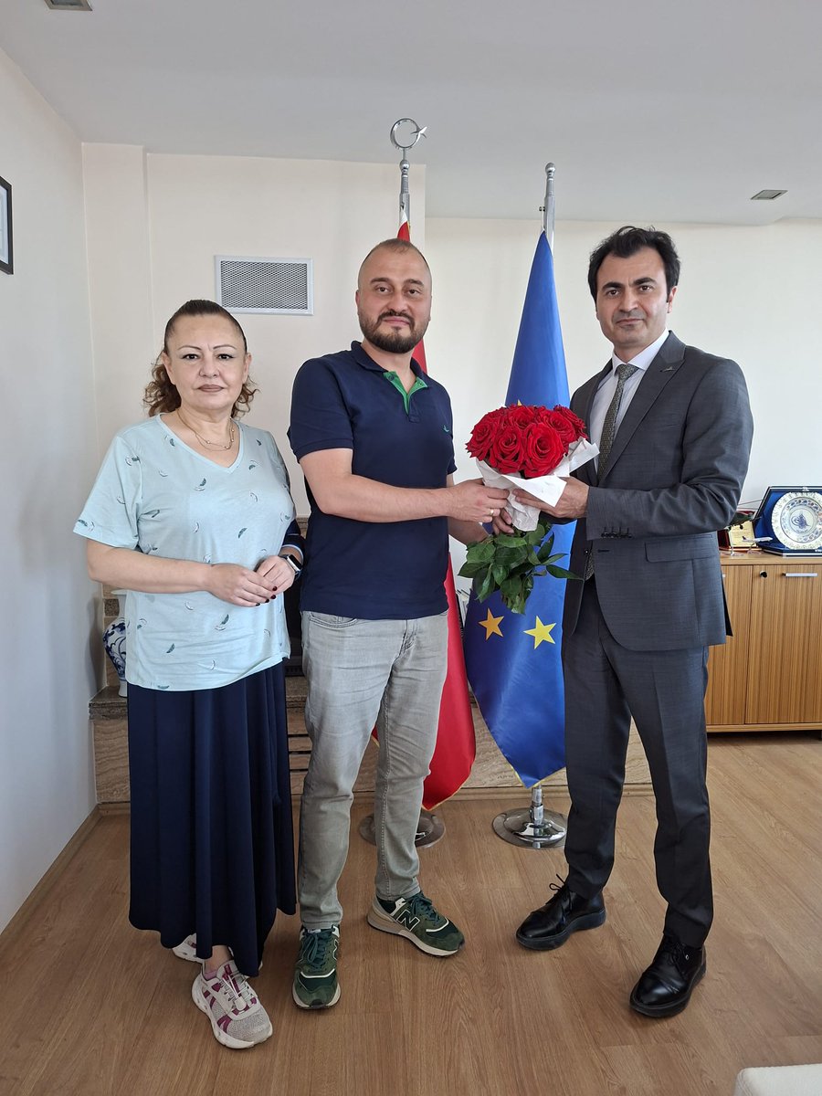 TKDKSamsun's tweet photo. ✅Emekle başlayan bir yatırım daha üretime geçti.Bu yıl başında tamamlanıp ilk fidelerini toprakla buluşturan Rosen Tarım firmamız gül hasadını yaparak üretime başladı. Firma temsilcisi Sercan Pul İl Koordinatörlüğümüzü ziyaret ederek gül takdim etti.Bereketli bir sezon dileriz🌹 https://t.co/m7GZxwNgYh