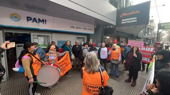ptjubilados's tweet photo. Organizaciones de jubilados marchamos al Pami de San Justo contra el vaciamiento
¡Fuera Milei, Lugones, Adorni y todos los chorros de este gobierno. Vamos a la huelga general para echarlos a todos.
https://t.co/rSY6Ir8H1n https://t.co/QWdyFiTunV
