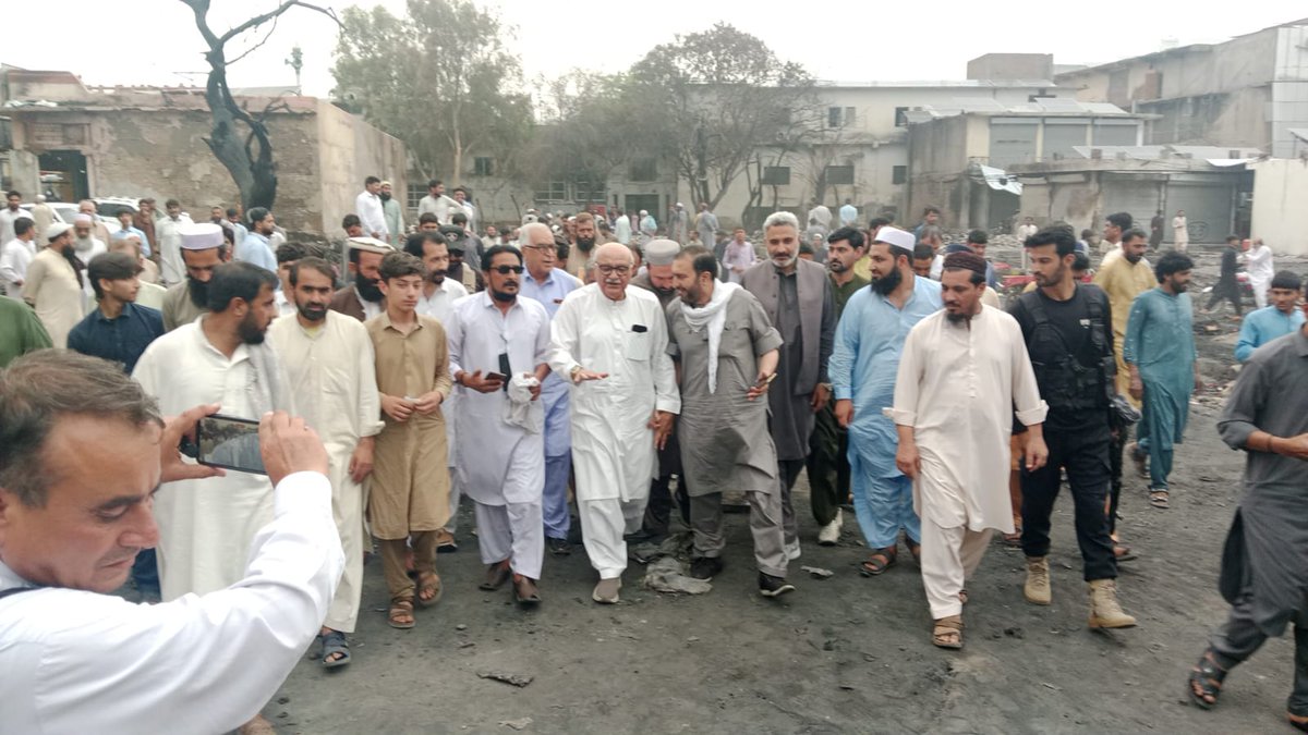 ANPMarkaz's tweet photo. نوشہرہ: عوامی نیشنل پارٹی کے صوبائی صدر میاں افتخار حسین کا گل پلازہ کلاتھ مارکیٹ میں چند روز قبل لگنے والی آگ سے متاثرہ علاقے کا دورہ، انہوں نے متاثرہ تاجروں سے ملاقات کی اور آگ سے ہونے والے نقصانات کا جائزہ لیا۔ اس موقع پر ضلعی جنرل سیکرٹری اطلس خٹک، تحصیل پبی صدر فدا خان سمیت دیگر اراکین بھی موجود تھے۔

#ANP | #ANPPakhtunkhwa | #MianIftikharHussain