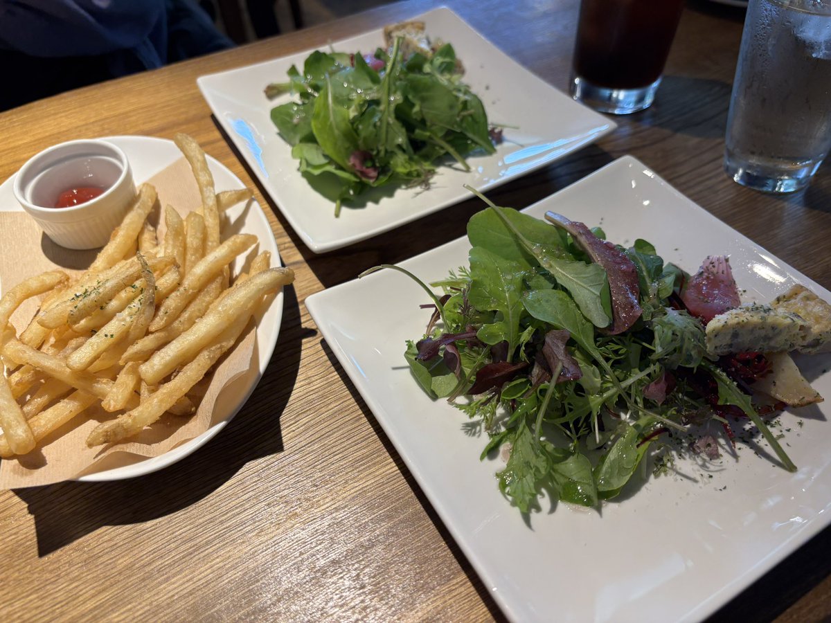 MGAmtkjam's tweet photo. 今日は同級生と平日ランチ☺️
石窯で焼くピザ最高すぎる！
もっっっちもち😍
ポテトもすごく美味しくて大満足でした💯
サラダは見たことない葉っぱだらけでオシャレな味がしたよ笑

可愛いお土産もありがと🫶 https://t.co/IWnBUq9AwQ