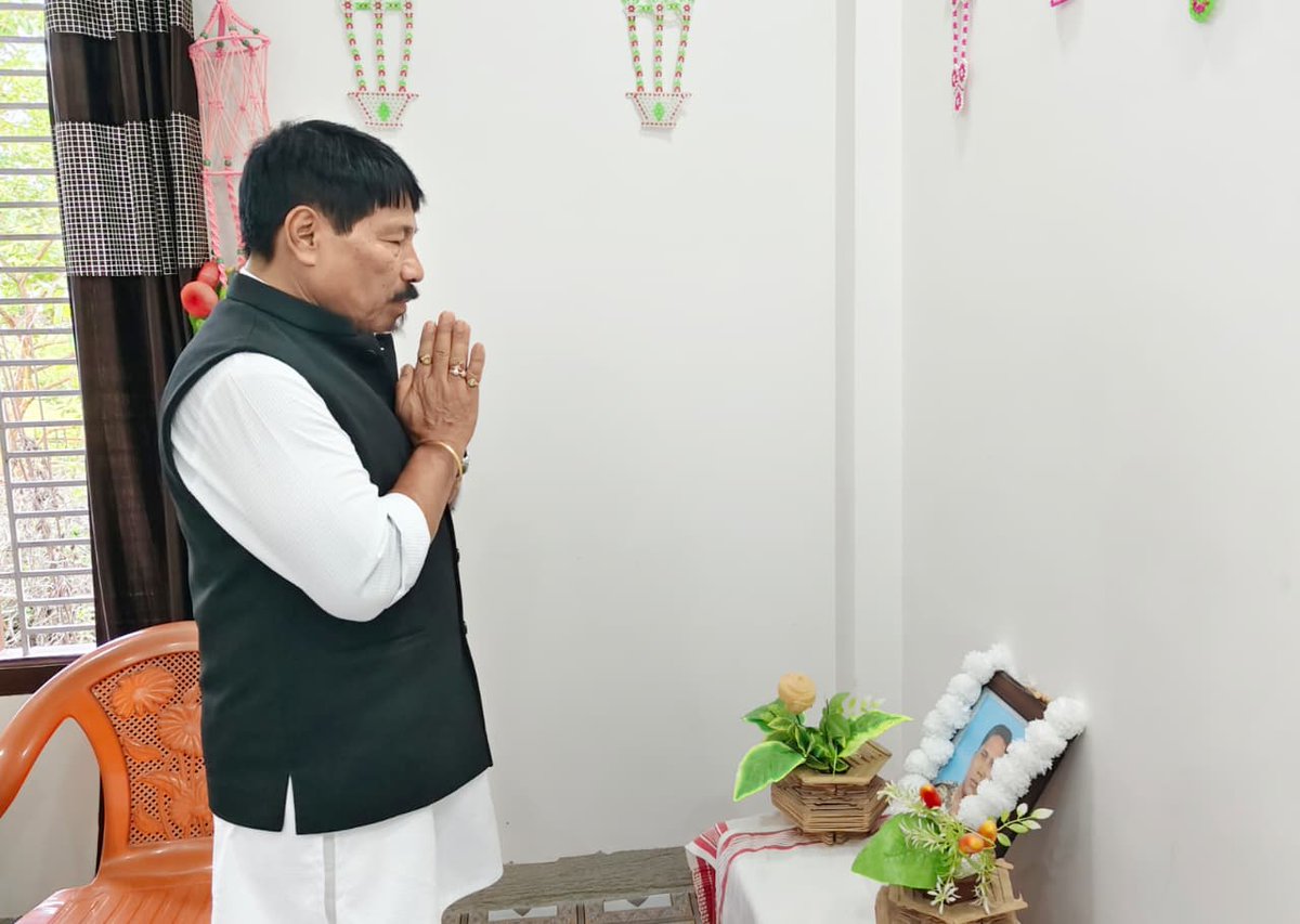 ATULBORA2's tweet photo. বোকাখাতৰ ৪ নং ৱাৰ্ড নিবাসী, সেনা জোৱান দুৰ্লভ গগৈৰ অকাল বিয়োগৰ খবৰটোৱে পৰিয়ালবৰ্গ আৰু আত্মীয়-স্বজনৰ লগতে আমাকো গভীৰভাৱে মৰ্মাহত কৰে।

আজি দুৰ্লভৰ বাসগৃহত উপস্থিত হৈ তেওঁৰ পিতৃ শ্ৰী ক্ষীৰোদ গগৈ ডাঙৰীয়া সমন্বিতে শোকসন্তপ্ত পৰিয়ালৰ সদস্যসকলক সাক্ষাৎ কৰি সমবেদনা জ্ঞাপন কৰোঁ। প্ৰয়াত দুৰ্লভৰ বিদেহ আত্মাই চিৰশান্তি লাভ কৰক, তাৰেই কামনাৰে ঈশ্বৰৰ ওচৰত প্ৰাৰ্থনা জনাইছোঁ।

ওম শান্তি!
