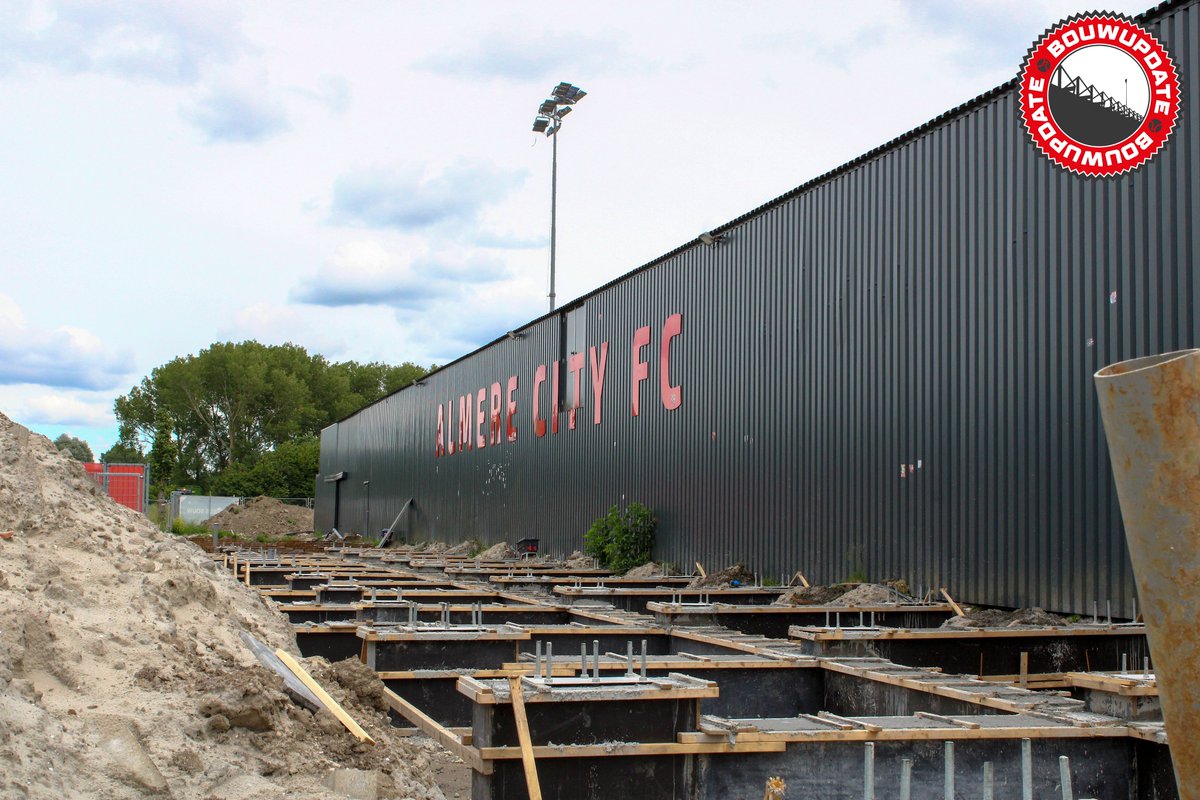AlmereCityFC's tweet photo. 𝐁𝐨𝐮𝐰𝐮𝐩𝐝𝐚𝐭𝐞 Yanmar Stadion - 12.06.2026 🏗️

Deze zomer worden de vakken aan de lange zijde (E, F en G) én aan de korte zijde bij Vak D en het uitvak uitgebreid met extra rijen. Daarmee groeit het stadion naar ruim 5800 plekken. Deze weken is er begonnen met de sloop van de achterwanden en het dak, en is een deel van de fundering voor de uitbreiding gelegd. Ally de Aap keurt de eerste fase alvast goed!

𝘐𝘯 𝘥𝘦𝘻𝘦 𝘴𝘦𝘳𝘪𝘦 𝘱𝘭𝘢𝘢𝘵𝘴𝘦𝘯 𝘸𝘦 𝘳𝘦𝘨𝘦𝘭𝘮𝘢𝘵𝘪𝘨 𝘦𝘦𝘯 𝘯𝘪𝘦𝘶𝘸𝘦 #𝘉𝘰𝘶𝘸𝘶𝘱𝘥𝘢𝘵𝘦 𝘰𝘱 𝘰𝘯𝘻𝘦 𝘬𝘢𝘯𝘢𝘭𝘦𝘯. 𝘞𝘪𝘭 𝘫𝘪𝘫 𝘮𝘦𝘦𝘳 𝘭𝘦𝘻𝘦𝘯 𝘰𝘷𝘦𝘳 𝘸𝘢𝘵 𝘦𝘳 𝘥𝘦𝘻𝘦 𝘸𝘦𝘦𝘬 𝘨𝘦𝘣𝘦𝘶𝘳𝘵? 𝘓𝘦𝘦𝘴 𝘥𝘢𝘯 𝘩𝘦𝘵 𝘩𝘦𝘭𝘦 𝘢𝘳𝘵𝘪𝘬𝘦𝘭 𝘰𝘱 𝘰𝘯𝘻𝘦 𝘴𝘪𝘵𝘦!

#AlmereCity #BetterTogether #SamenVerderBouwen #Bouwupdate