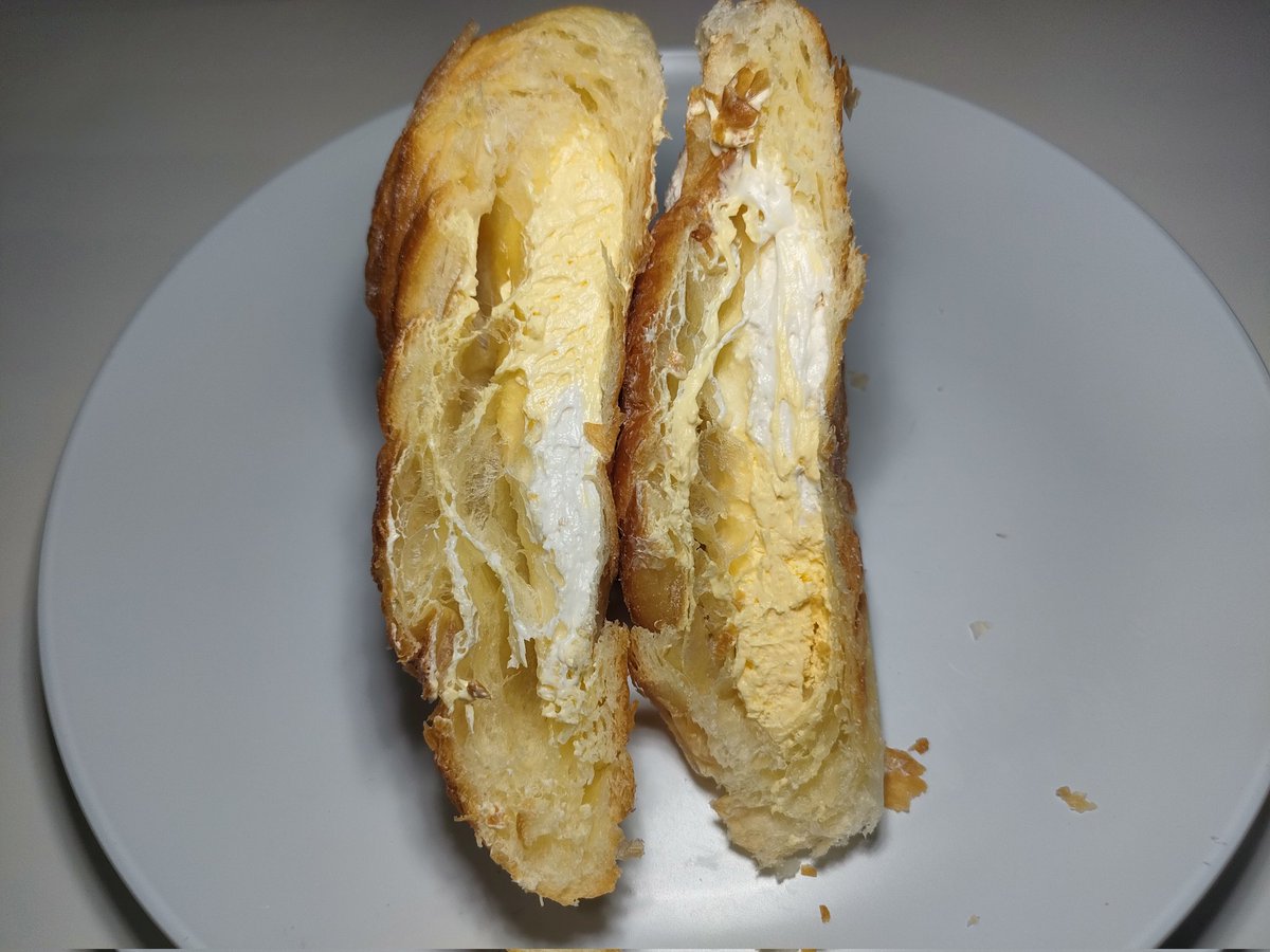 sweetshappytime's tweet photo. 🌌今夜食べたいスイーツパン🥐

ローソン
【ダブルホイップクロワッサン】

500kcal超えの背徳クロワッサン🥐
ミルクとカスタードふたつのクリームを楽しめる欲張り系😈

サクッとしたクロワッサン生地にしゅわっと軽いミルククリームとなめらかなカスタードが絡む🤭

ひと口目は、クリームのまろやかな甘さ。

そのあと、クロワッサン生地の香ばしさと塩気が重なるのがよき🤤

ミルククリームは軽めでカスタードは甘さしっかり。
2種類のクリームを一度に味わえるのが満足度高め。

1個502kcalで糖質55.6g。
夜に食べたら完全に背徳パン😈

🌙夜満足度：4.5/5 
😈背徳度：5/5 
🍞生地うま度：3.5/5

生地の塩気は甘いクリームと合うけどここは好みが分かれそう。