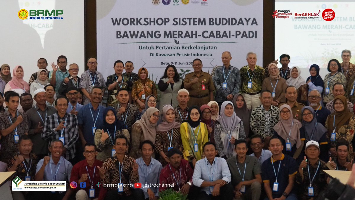 brmpjestro's tweet photo. Di samping pembenahan aspek teknis pertanian, lokakarya ini juga menekankan pada penguatan kapasitas SDM lewat keterlibatan riset aktif. Menjadi fondasi mutlak untuk mengamankan keberlanjutan ekosistem pertanian di masa depan. https://t.co/OvuUavwD2B