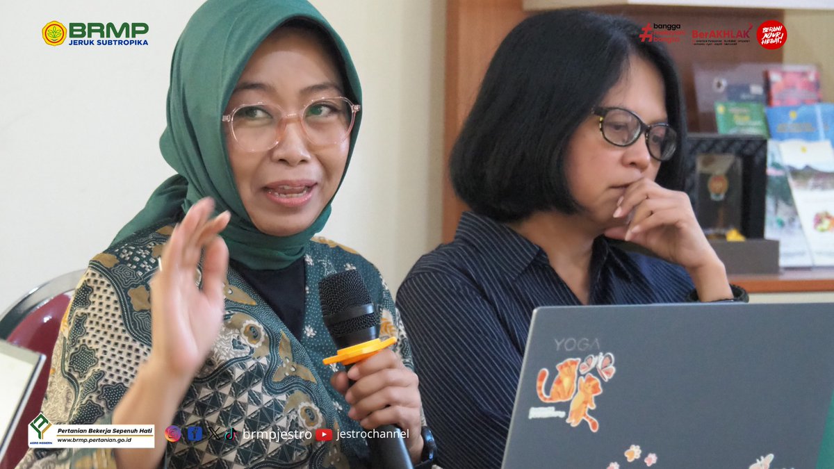 brmpjestro's tweet photo. Di samping pembenahan aspek teknis pertanian, lokakarya ini juga menekankan pada penguatan kapasitas SDM lewat keterlibatan riset aktif. Menjadi fondasi mutlak untuk mengamankan keberlanjutan ekosistem pertanian di masa depan. https://t.co/OvuUavwD2B