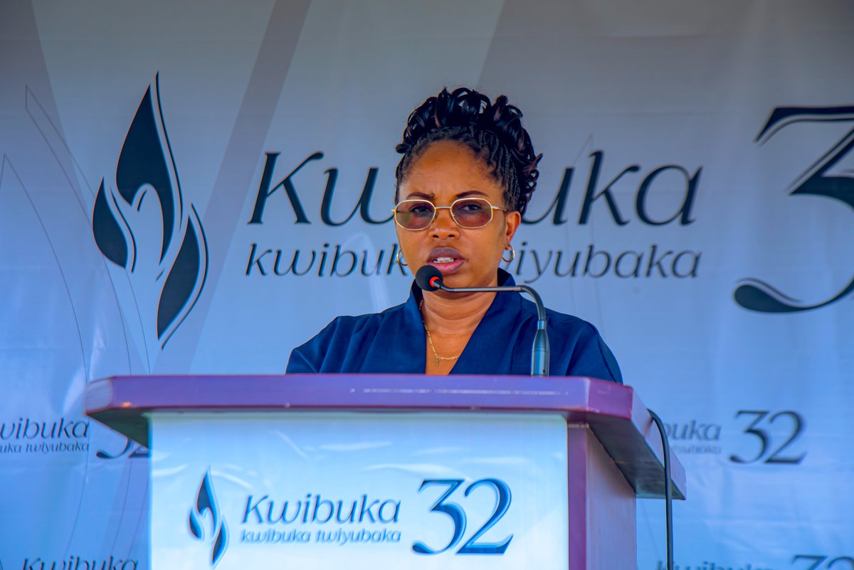 NgomaDistrict's tweet photo. Umuyobozi yashimiye @Ngoma_College uruhare rugaragara ikomeje kugira mu kubaka no guteza imbere imibereho y'abarokotse Jenoside yakorewe Abatutsi mu 1994, yavuze ko inzu yubakiwe TUYISENGE Clementine igiye kumufasha nawe amusaba kuzayifata neza kugirango arusheho kwiteza imbere. https://t.co/LLSzW390FS