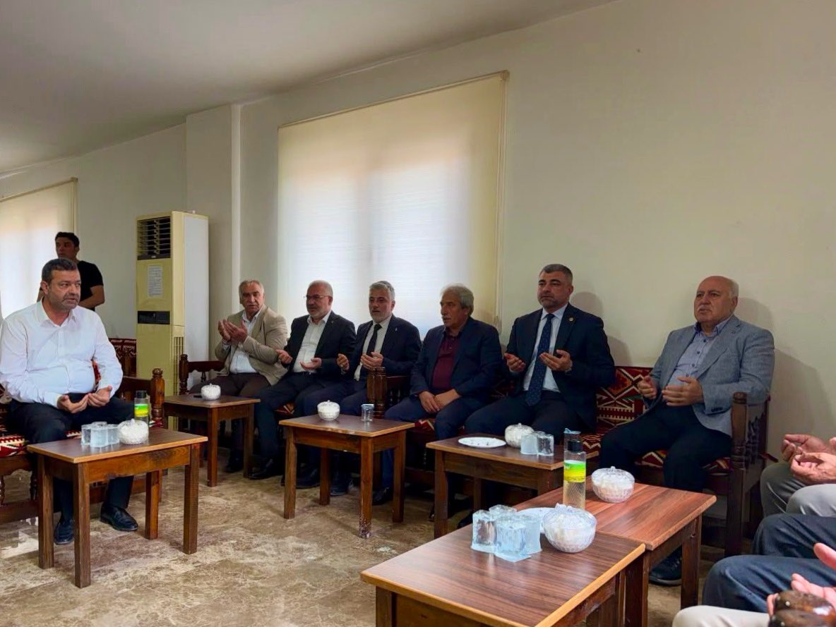 farukkilic47's tweet photo. 📍 #Yeşilli

✅ Yeşilli Belediye Başkanımız Sayın Hayrettin Demir’e, kıymetli amcası Ahmet Demir’in vefatı dolayısıyla taziye ziyaretinde bulunduk.

✅ Merhuma Allah’tan rahmet; Sayın Başkanımıza, ailesine ve yakınlarına başsağlığı ve sabırlar diliyorum. Mekanı cennet olsun. https://t.co/DuAvEH8e37