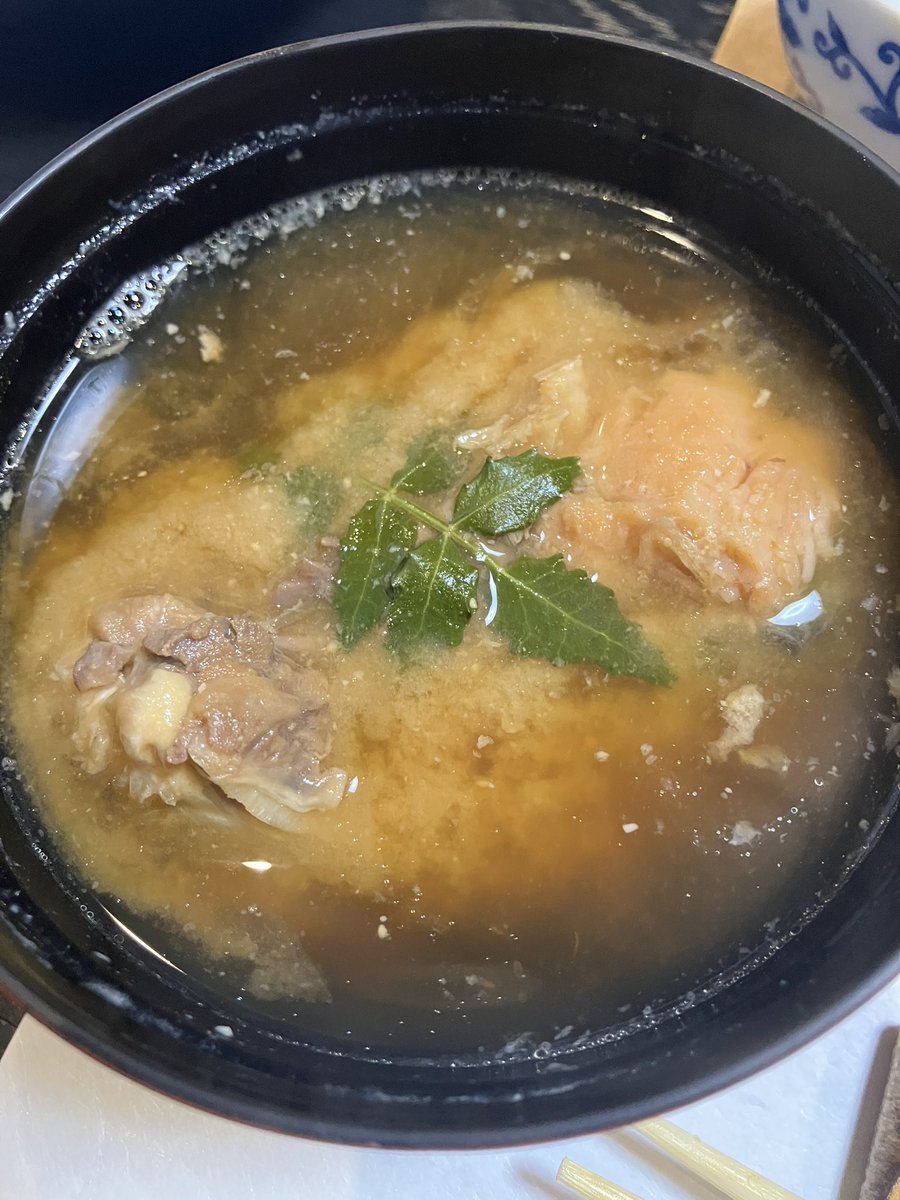 apple1guy's tweet photo. 食事編その2
今日宿泊の和泉屋さんで夕飯🍽️
ここに泊まる理由の一つに、美味しいご飯なのです🤤
鯉こくは鉄板として、湯治豚がまた美味しくて美味しくて🤤
蒸してアブラが落ちてるはずなのに、アブラの旨みをより感じる幸せが(● ˃̶͈̀ロ˂̶͈́)੭ꠥ⁾⁾
用意のご飯では足りず、おかわりをw

#松之山温泉 https://t.co/PG1M0fbBhb