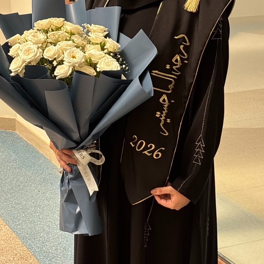 i6xnr's tweet photo. 🎓 8.6.2026 - 22.12.1447 🎓

ثلاث سنين مرت بين خوف البدايات، وتعب الطريق، ولهفة الوصول واليوم أقف وأنا.
 أشوف حلمي قريب أكثر من أي وقت مضى
ما كانت الرحلة سهلة، لكنها كانت الرحلة اللي صنعت مني النسخة اللي دائمًا كنت أتمنى أكونها .
اللهم لك الحمد على حلمٍ كان بعيدًا، وأصبح واقعًا❤️ https://t.co/lclBcyhuqi