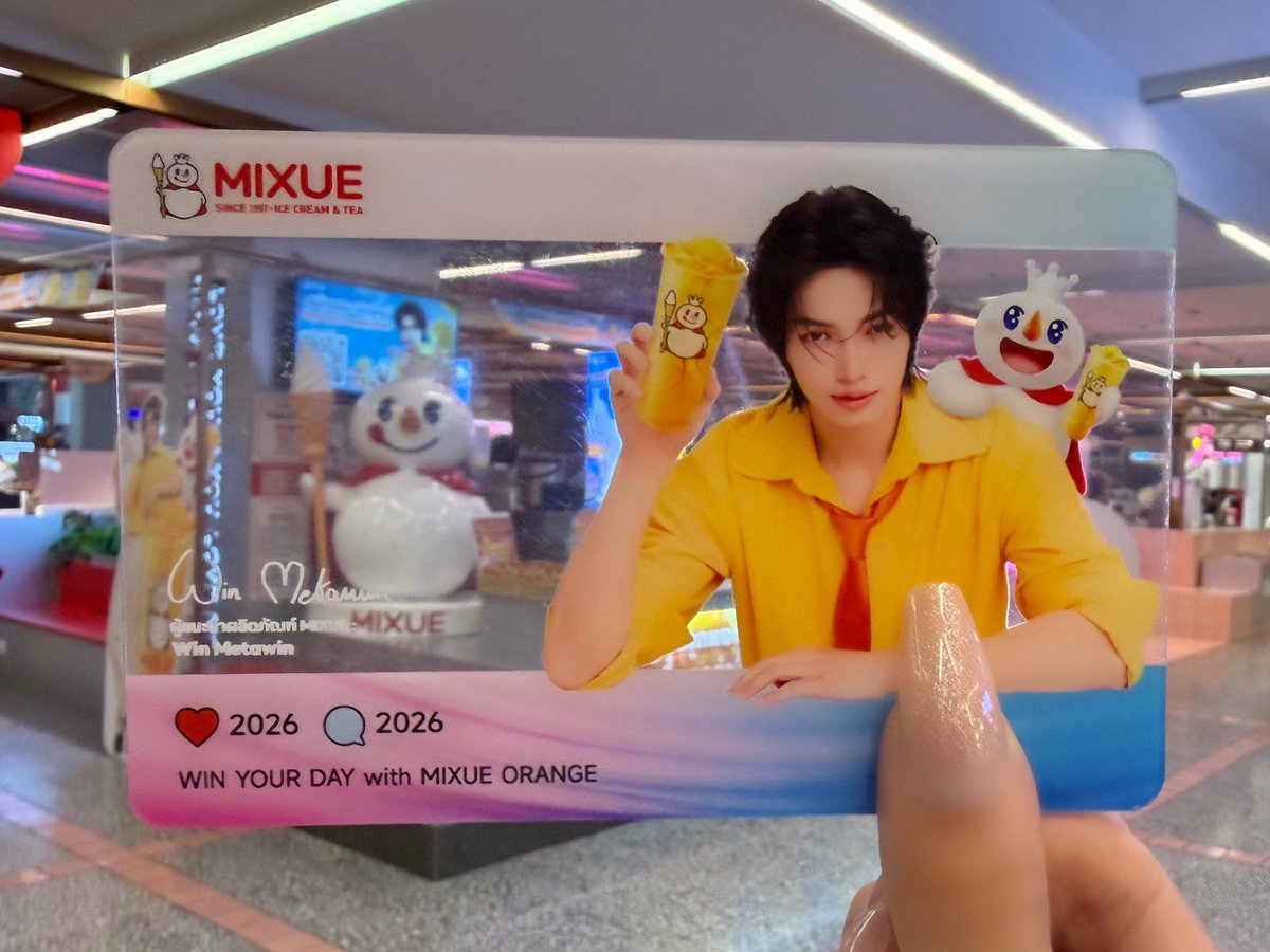 WINKUNO1's tweet photo. MIXUE公式さんの撮り方が上手すぎる…🤳🏻🧡
わたしなんて隅っこでありえんくらい何テイクも撮ってこれだし、Winくんのお顔が傷付くのも嫌で、薄いビニールも剥がせていないからほんとうにへたくそ…😭😭😭（笑）

#ShowYourWithMIXUE
#WinYourDayWithMIXUEOrange
#winmetawin @winmetawin https://t.co/ZegQSW6qPi