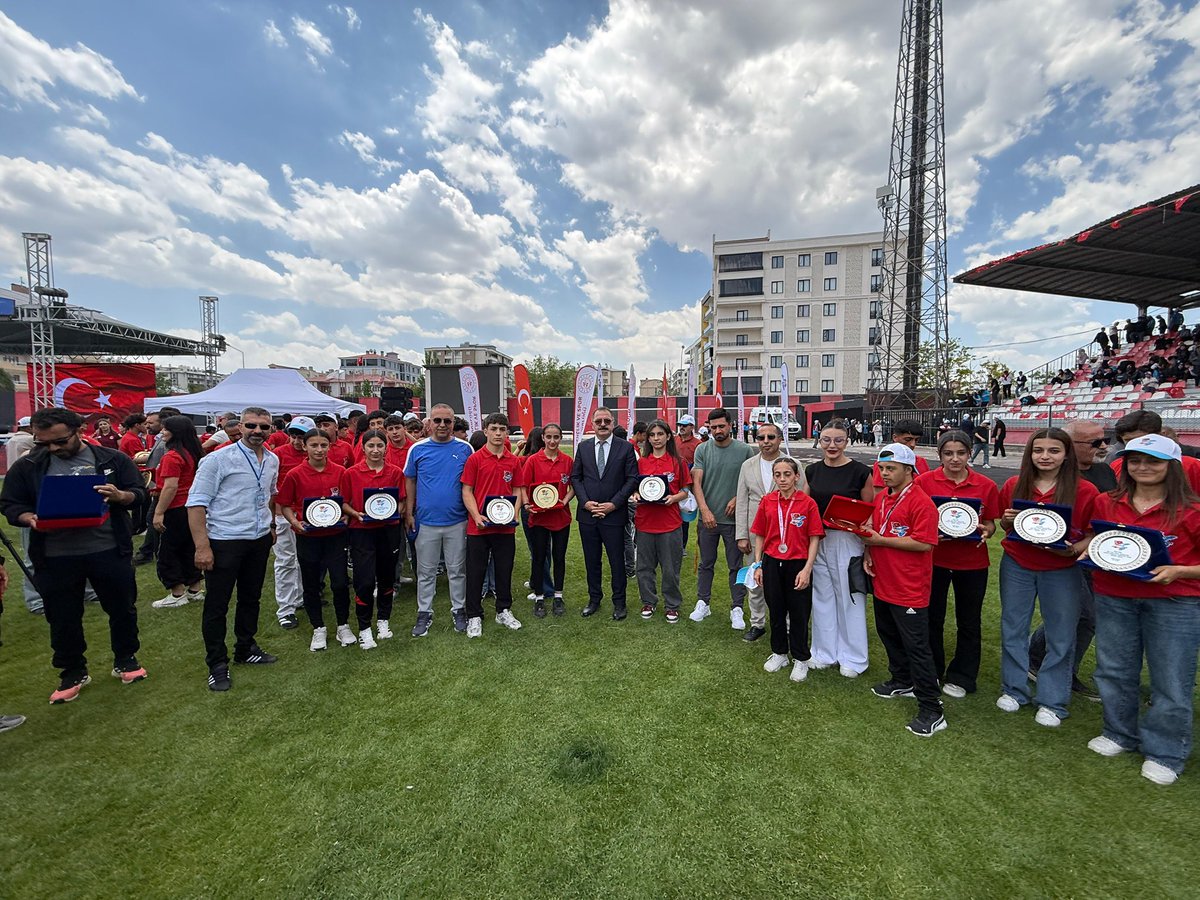 tusbamem's tweet photo. Kitap Van Projesi’nde Öğrencilere Bisiklet Hediye Edildi

🔗 https://t.co/xQyETxHdw7

@tcmeb @tcvanvaliligi @valiozanbalci75 @KaymakamlTusba 
@musagoktas_
@vanilmem 
@bycandiroglu
@MuhlisCeylani https://t.co/8ZTeHFzCPy