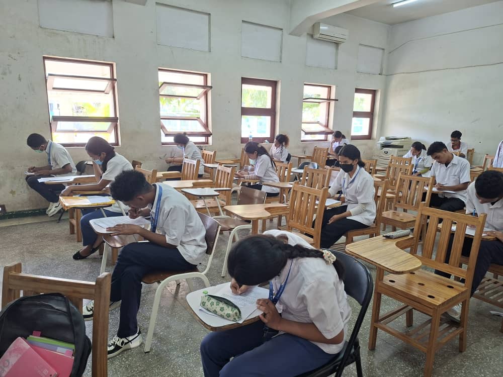 CubaCoopera1's tweet photo. Los estudiantes del 3er año de medicina de la ESMTL, realizan el exámen final de la rotación de Propedeutica Cliníca, como culminaciòn de semestre. Por una Docencia de Excelencia https://t.co/VHxB7a3oNU