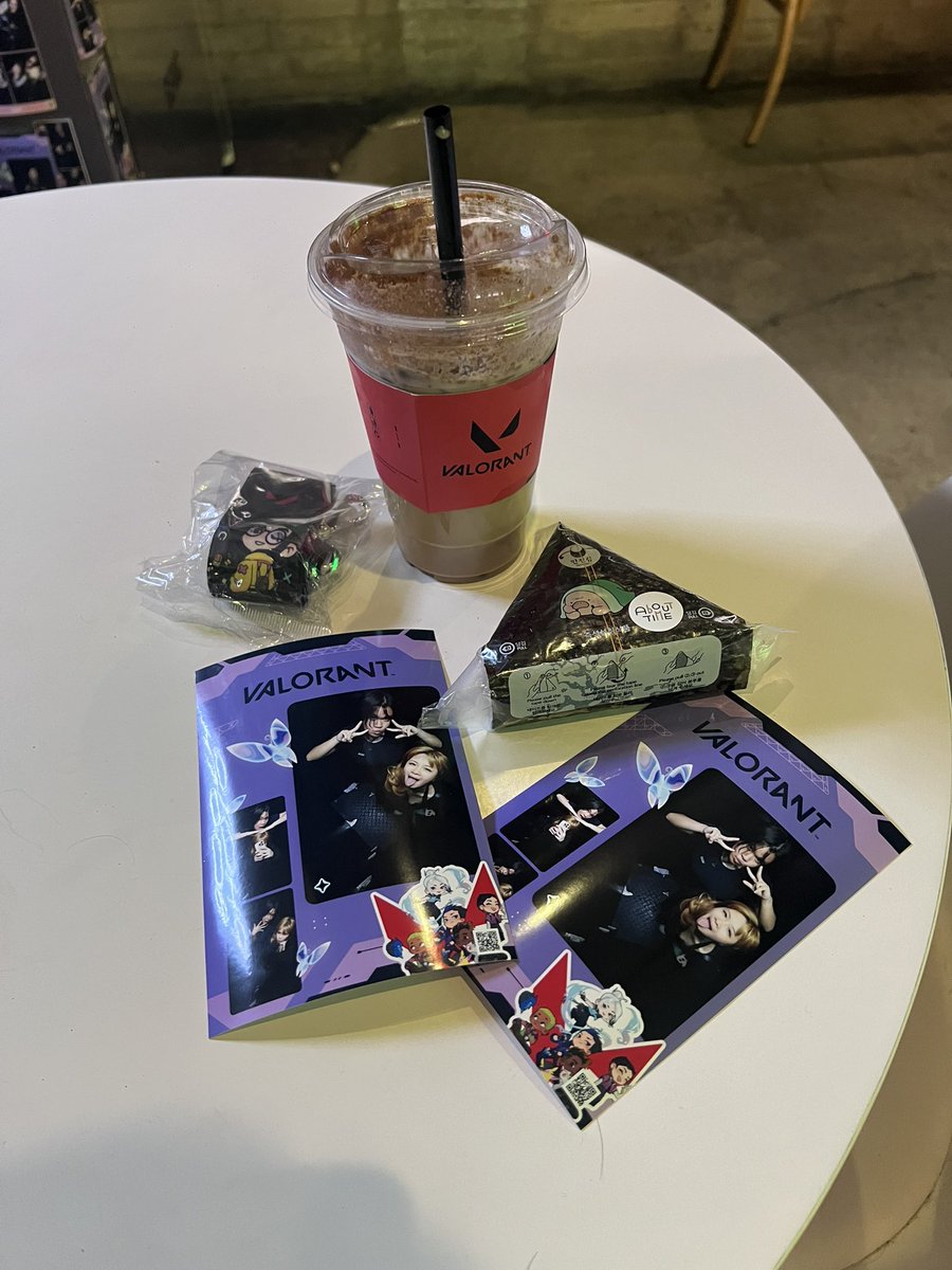 lqdyrcse's tweet photo. went to the infamous about time valorant popup last night with my bestie. 

brimmy stimmy latte: lowkey 8/10, wasn’t that sweet as I expected an I like it

yoru onigiri: 8/10, tasted like any salmon onigiri but the ponzu made it chefs kiss. https://t.co/tqJoRcKCFw