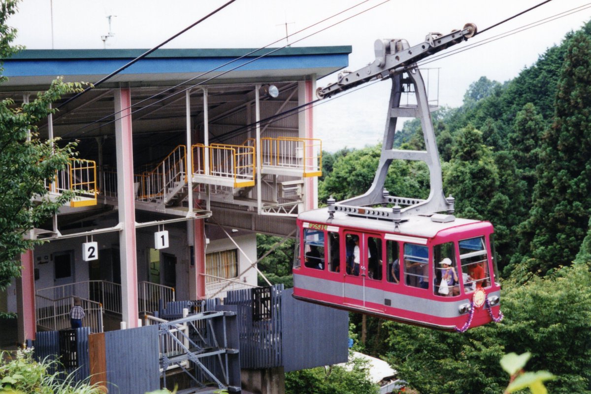 yoshihiro2944's tweet photo. 平成11(1999)年6月13日(日)☁️撮影📷(α8700i)
近鉄葛城ロープウェイ🚠の搬器番号 1 かつらぎ1号の写真を🆙
この日はさよなら運転のヘッドマークと装飾も最終日で、慌てて午後2時過ぎから葛城登山口へ向いました🚃🚌💨🚠 記念きっぷとさよなら記念パールカードも買うことが出来ました😃 https://t.co/v0T3vr9SPv