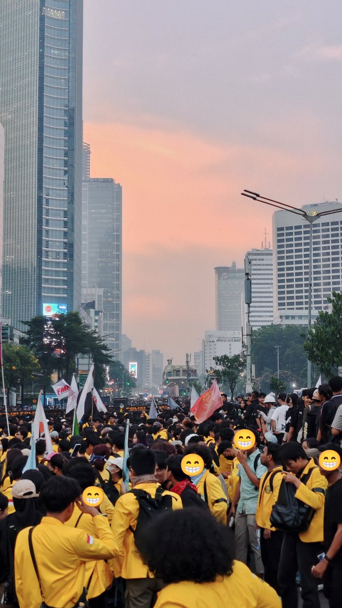 bpanjiindra's tweet photo. Earlier today. Prabowo mesti turun. https://t.co/HZ9LWJOFGY