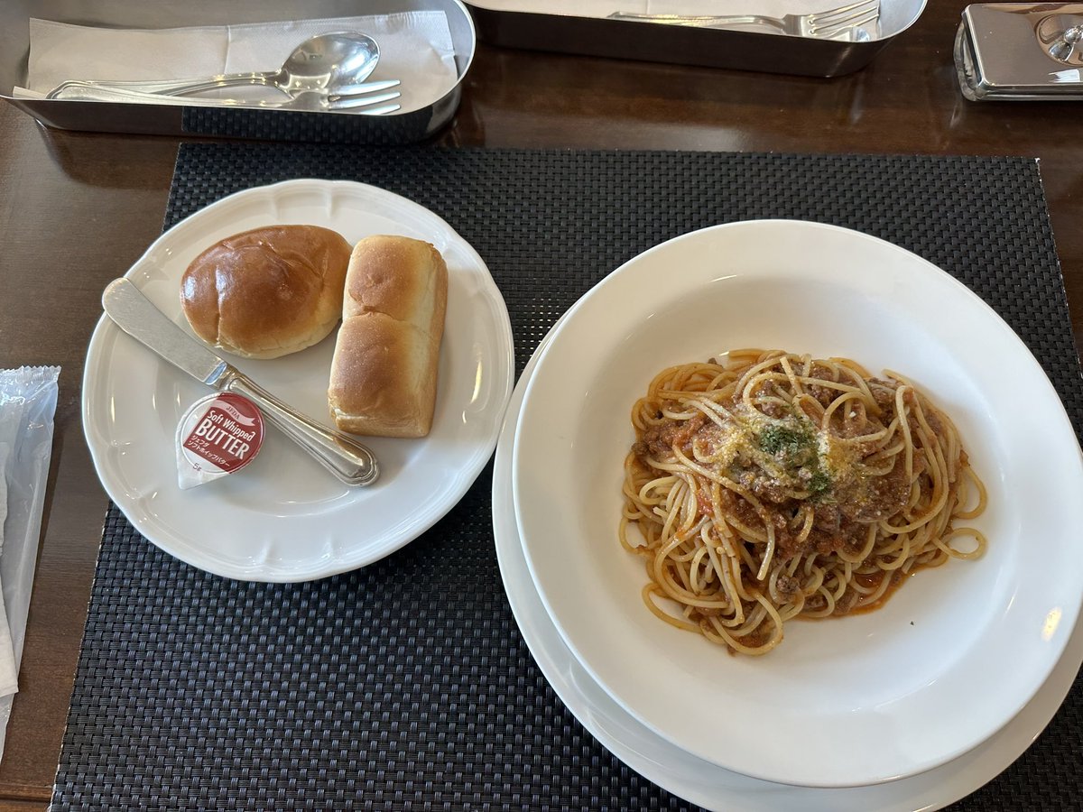 kozu5z's tweet photo. 父の手術無事終了
昼食で病院内のレストランを初めて利用したが意外におしゃれなことにびっくり
ただカトラリーケースが病院味ある https://t.co/vojyksMv0T