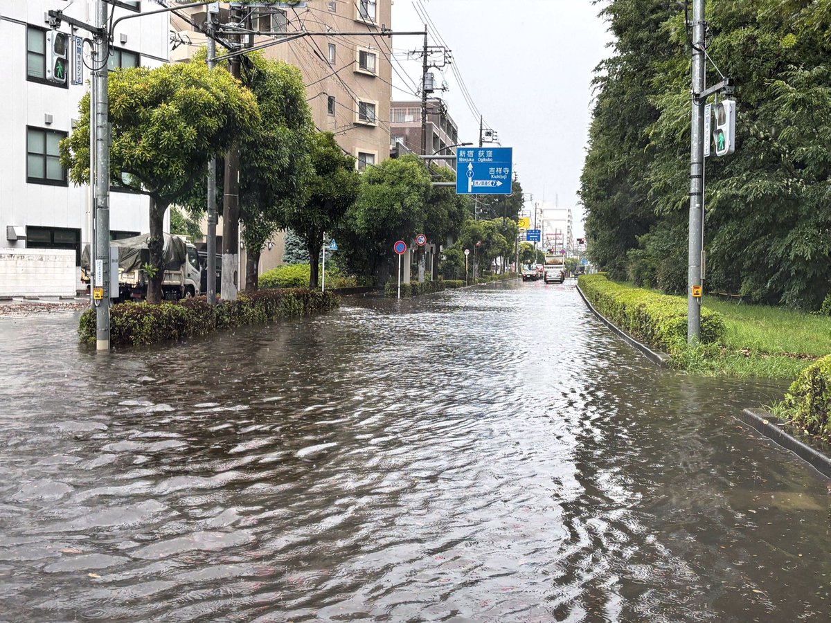 junbronson's tweet photo. 西新宿から府中に振られたところでゲリラ豪雨。会社に戻る途中の五日市街道(西東京市新町)が冠水寸前でした。12,Jun,2026 #photography #cityscape #taxi 
#NRT #hardrain https://t.co/IiybKrW2Wh