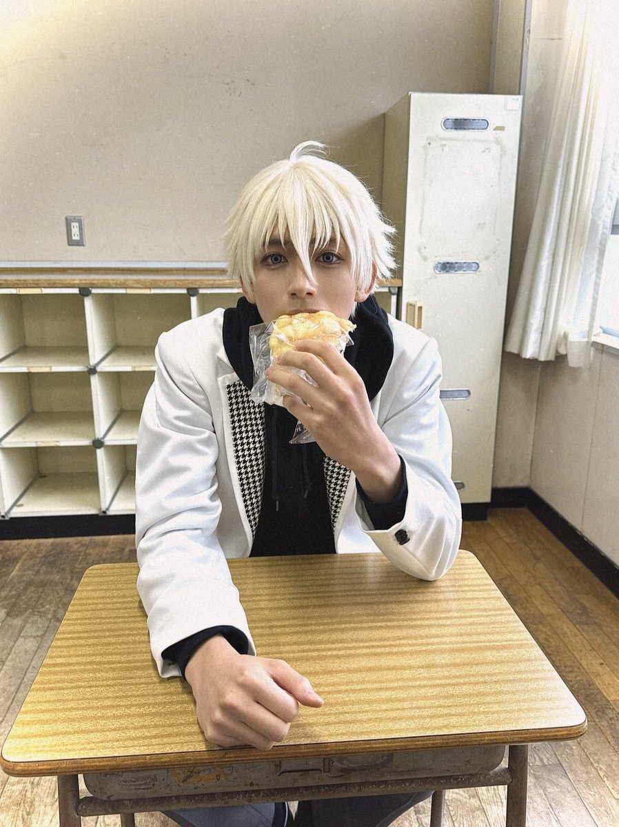 sato_takamichi's tweet photo. 舞台『 #ブルーロック -Re EPISODE 凪-』

2日目、ご来場いただき誠にありがとうございました！！

カッケェエゴイスト達に囲まれながらの「青い監獄」生活。

最高に滾ります⚽️

明日は2公演‼️

いくぞぉぉお！

今日はメロンパン✌️
#ブルステ #エピ凪 #ブルステエピ凪  #エゴい https://t.co/CZtpQt9rg0