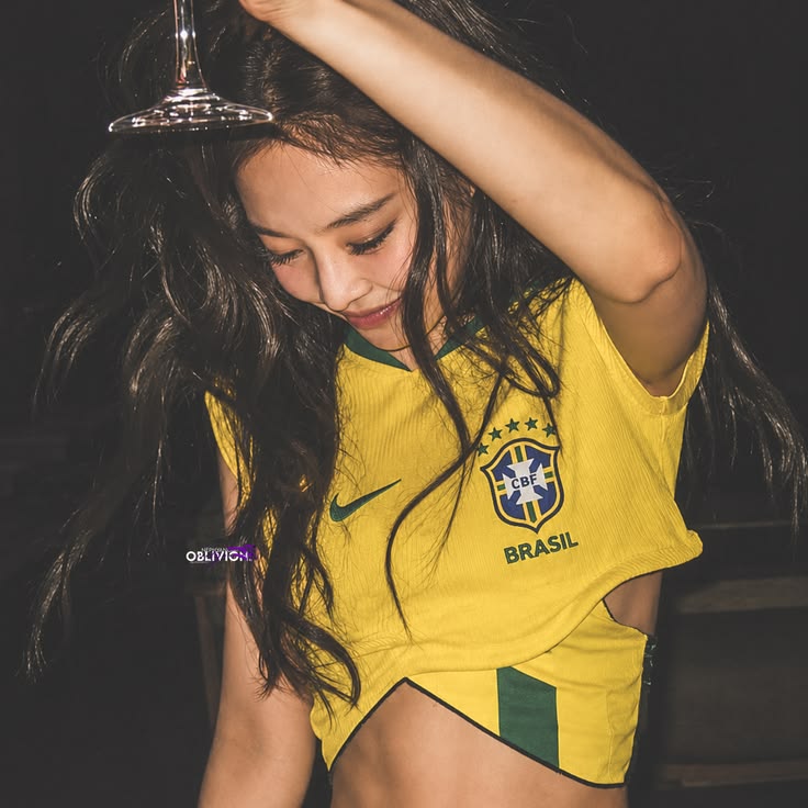 BLACKPINKcitou_'s tweet photo. 🚨É BLINK! Lucas paqueta adicionou "Like JENNIE" em sua playlist de músicas mais ouvidas. https://t.co/qUs13tRAvX