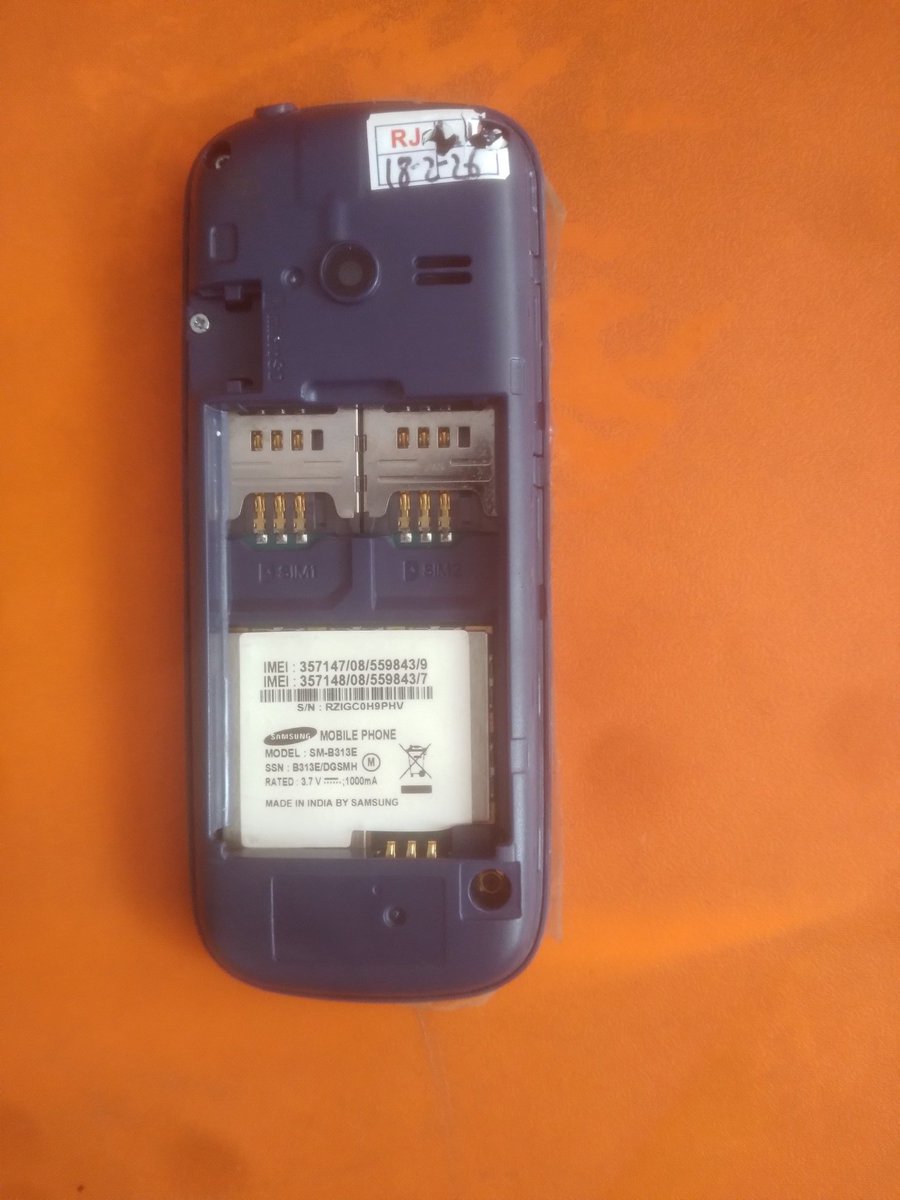Rldgzb's tweet photo. Ye phonee samsung ka flipkart wala deke gyaa nn to iskaa sim slot chl rhaa nn yee kisi kam ka hh or na hii warranty hh phonee ki jb ki 1 years ki warranty hoti hh..@Flipkart  wale ye problem solve kree..@flipkartsupport ye problem solve kreee https://t.co/TmDtab2FzG