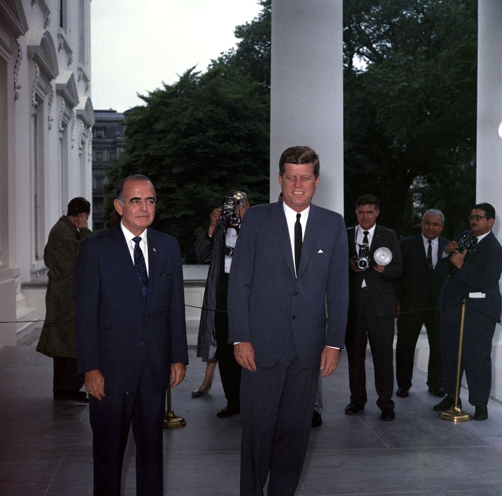 PaViejaEscuela's tweet photo. Los presidentes John F. Kennedy y Roberto Chiari durante una visita oficial de este último a la Casa Blanca en Washington, 12 de junio de 1962. https://t.co/rdRAFUugPd