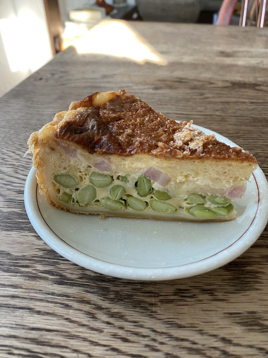 hum_go's tweet photo. 新商品！

「枝豆とベーコンのレモンチーズキッシュ」が登場。

ほくほくの枝豆、旨みたっぷりのベーコン、チーズのコクにレモンの爽やかさをプラス。
初夏にぴったりの季節限定キッシュです。

ランチやコーヒーのおともに、ぜひお楽しみください。

#ハムアンドゴー #HUMANDGO #キッシュ #季節限定 https://t.co/qakXlFf0W4