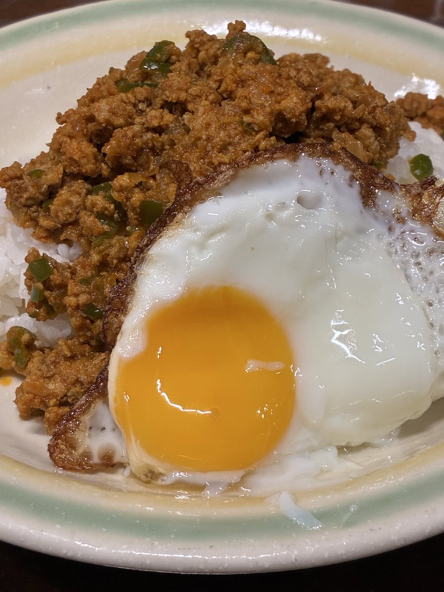 gotonyanko4's tweet photo. 今日の晩ごはん✨
家族がドライカレーを作ってくれました💕

ぐでちゃんに見える〜😆

#晩ごはん　#おうちごはん　#料理記録
#ドライカレー https://t.co/Q45afRxjaz