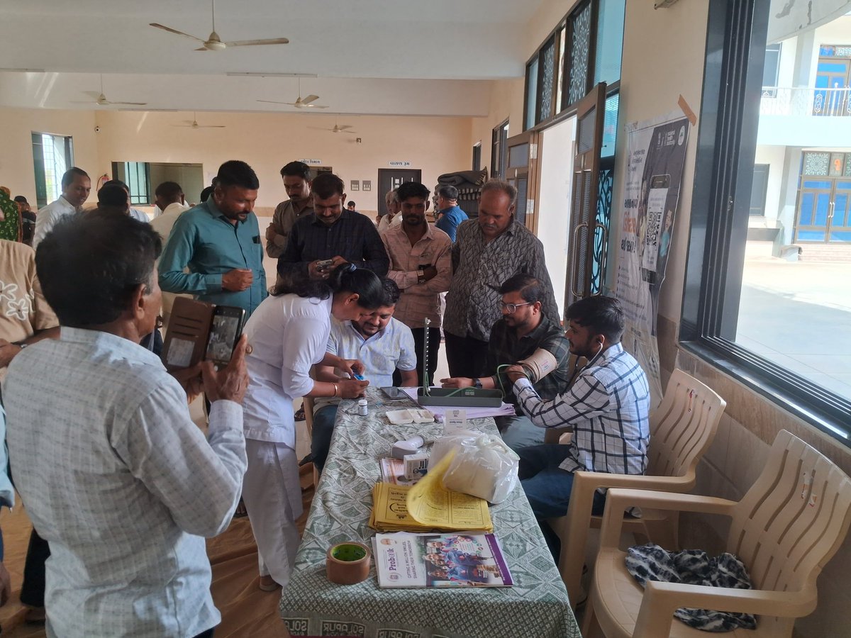 gujjunariyo's tweet photo. આજરોજ કેશીયા સમાજ ખાતે જન આરોગ્ય શિબિર નુ આયોજન કરવામાં આવ્યુ જેમા 62 લોકો નુ NCD સ્ક્રીનીંગ , ફોલો અપ ,ABHA ની કામગીરી કરવામાં આવી 29 આયુષ્માન કાર્ડ કાઢવામાં આવ્યા ,5 PMMVY CARD,2 નમો શ્રી ના ફોર્મ ભરવામાં આવ્યા @prafulpbjp @MoHFW_GUJARAT @CollectorJamngr @ddojamnagar2 https://t.co/MsJcIB9fCJ