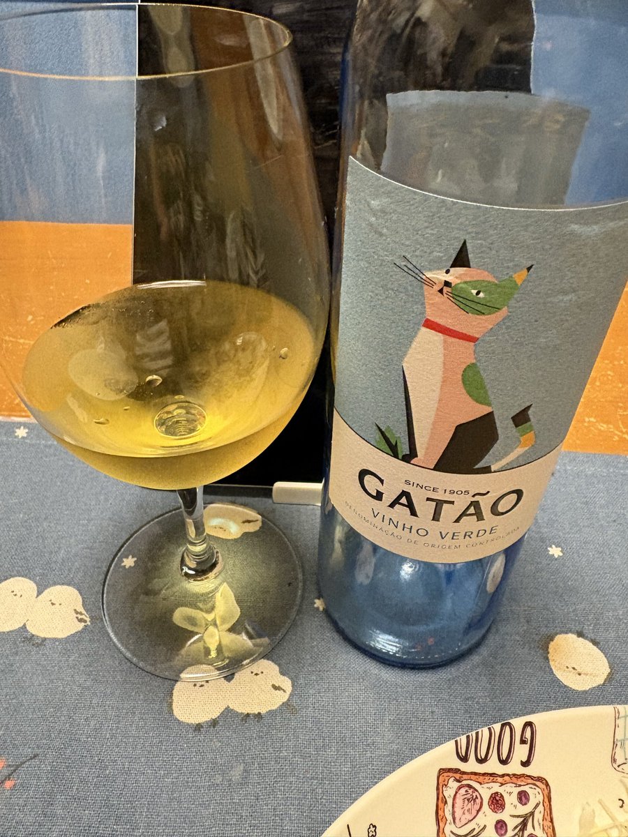 ManiaLamp's tweet photo. 今夜は #ディープブレンド で第二弾🥃スタート❗️😋
因みに夕食時に黄色っぽい #GATAO 呑んでるけど、#ヴィーニョ・ヴェルデ って「緑のワイン」だそうな…分類的には白ワインらしいが😓
#ジャケ買い 
#ワイン 
#白ワイン 
#ポルトガル産 
#VINHO_VERDE  
#発泡性 https://t.co/d09J3PFQYJ