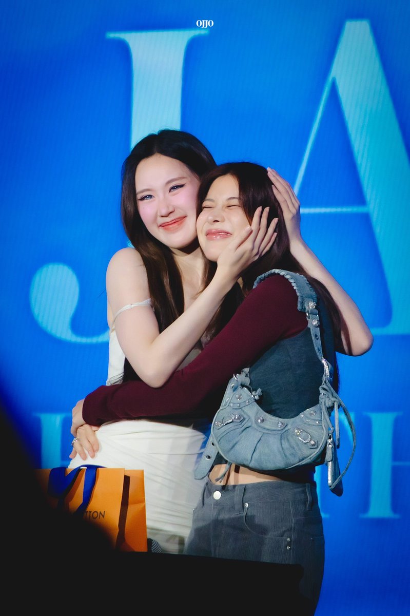 kittyluxmeow's tweet photo. พี่เก้าบินไปเสอไพ้ถึงไต้หวันเลยอะอึ้งงงงงประโยคนี้เหมาะกับเจนเก้ามาตลอดยุ่งแค่ไหนก็มีเวลาให้กับคนสำคัญกับสิ่งที่ชอบได้เสมอรักเอยมาก😭 https://t.co/L2RNLidBiG