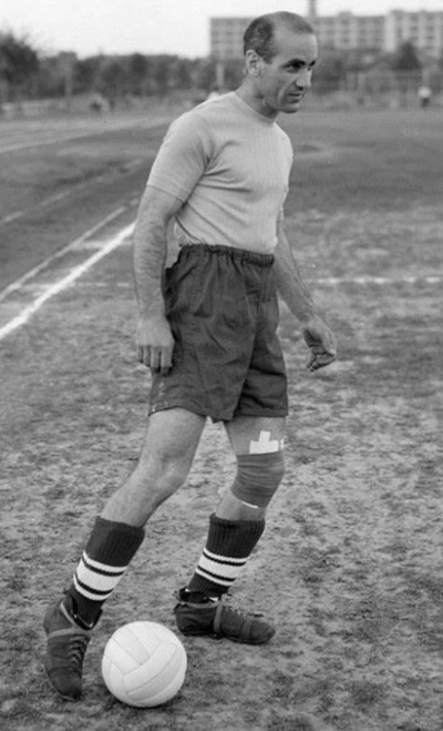 PortuGoal1's tweet photo. The little-known stories of two American football superstars of Portuguese descent. @TheRealMiguelLP delves into the careers of Billy Gonçalves &amp; John Sousa, who put in memorable displays at the 1930 and 1950 World Cups https://t.co/5r8o8dQeou https://t.co/D3tzD1tYRQ