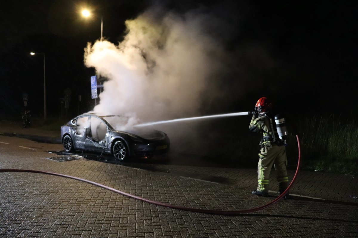 martindamen58's tweet photo. #Tesla volledig uitgebrand in #Amsterdamnoord. De melding van een #autobrand kwam vannacht om 03.04 uur binnen. Toen #politie en #brandweer ter pl kwamen op de #Metaalbewerkerweg sloegen de vlammen metershoog uit de Tesla die aan een laadpaal stond te laden. Oorzaak brand onbknd. https://t.co/KBWPeRVg7G