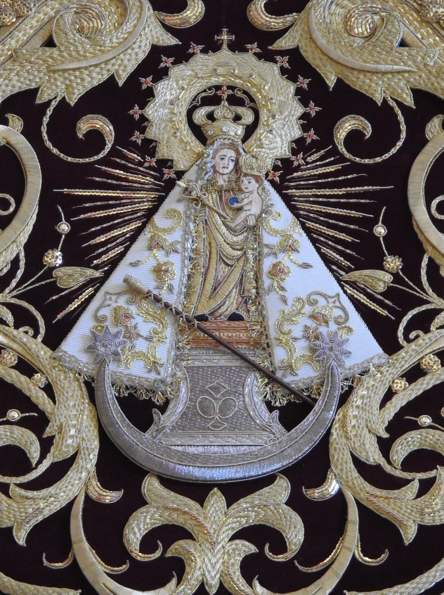 SantaCenaJaen's tweet photo. PROCESIÓN DE LA SANTÍSIMA VIRGEN DE LA CAPILLA 

En el día de ayer nuestra Hermandad participó en los actos conmemorativos del descenso de la Virgen a la ciudad de Jaén en la noche del 10 al 11 de junio de 1430. 

Una representación de la Sacramental de la Santa Cena estuvo presente tanto en la Misa Votiva de los Cabildos como en la Magna Procesión por las calles de nuestra ciudad. 

Fue una procesión especial, debido al centenario de la refundación de la Cofradía de la Virgen de la Capilla que se está celebrando en este año 2026. Por tal motivo, nuestra Hermandad este año eligió como contraportada del boletín cuaresmal la bambalina lateral de nuestro paso de palio, en la que quedó para siempre inmortalizada la Patrona de nuestra ciudad y que con tanto orgullo lucimos cada Domingo de Ramos.

#AnteTodoHermandad