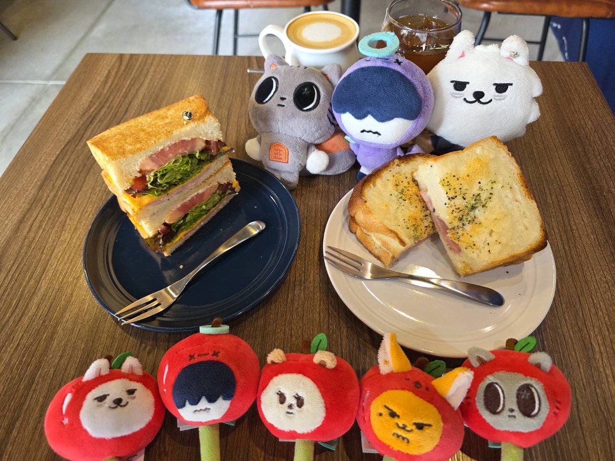 kanTe_TXT's tweet photo. めぐちゃんとモーニング🥪

いつもあっという間だね！
話せて良かった😊
また会おうねー

さゆちゃん、トレカありがとう🥹 https://t.co/NcJzcJ4Jez