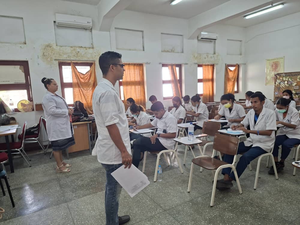 CubaCoopera1's tweet photo. Exámen de MGI de 5to año de medicina de la ESMTL . Por una Docencia de Excelencia https://t.co/JIE7tRIf6a