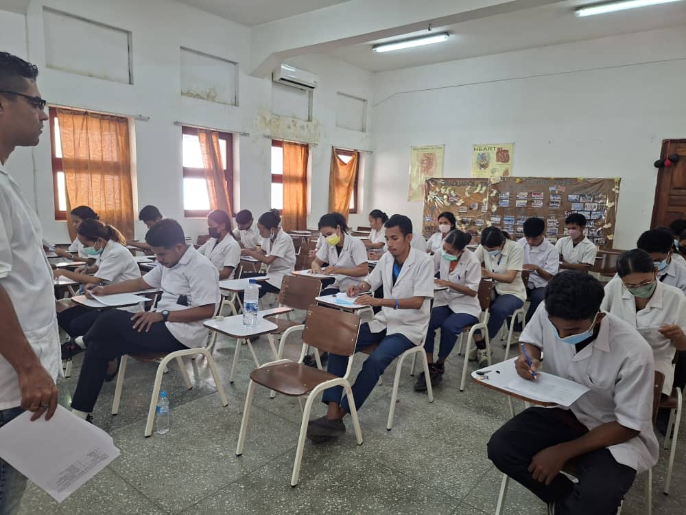 CubaCoopera1's tweet photo. Exámen de MGI de 5to año de medicina de la ESMTL . Por una Docencia de Excelencia https://t.co/JIE7tRIf6a