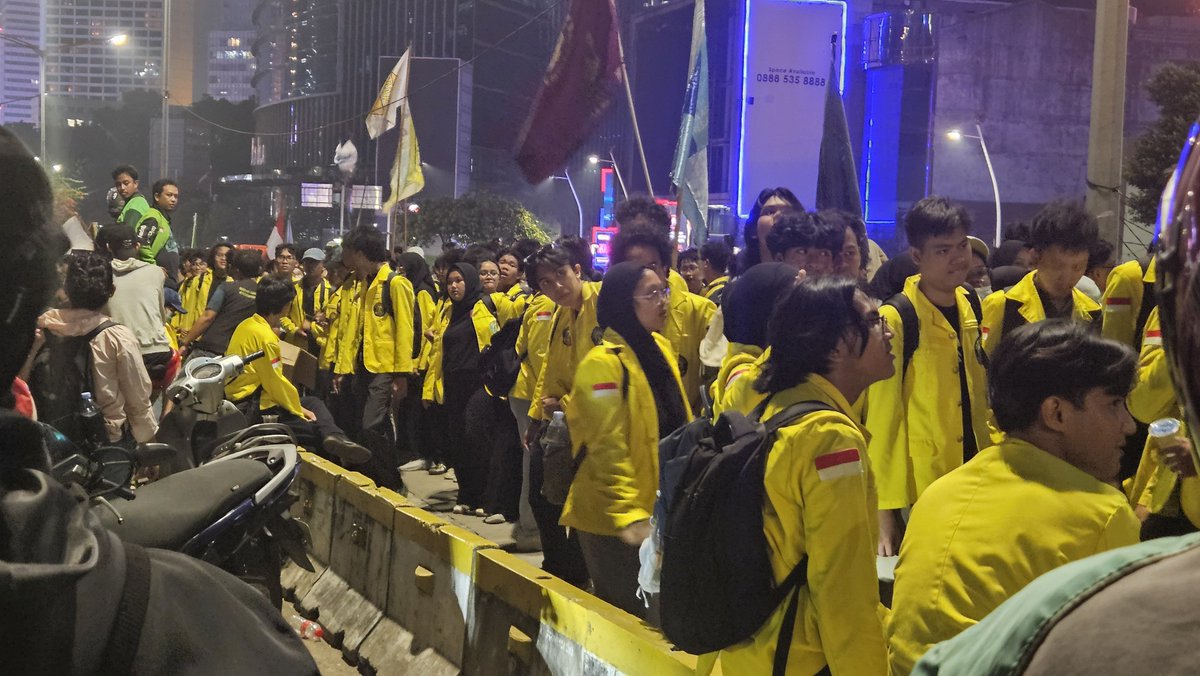 Bid_the_bear's tweet photo. I love how abang2 ojol and some pekerja kantoran came in and support the movement https://t.co/5ImAPoOzEA