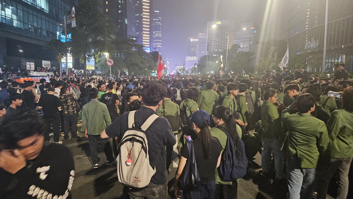 Bid_the_bear's tweet photo. I love how abang2 ojol and some pekerja kantoran came in and support the movement https://t.co/5ImAPoOzEA