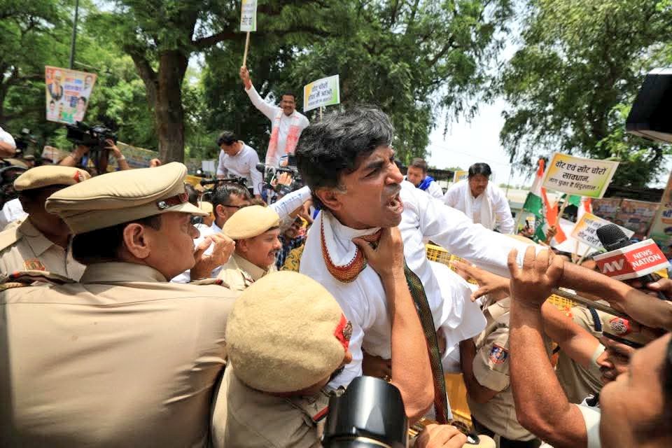 HansrajMeena's tweet photo. नरेंद्र मोदी के नए भारत में, लोकतंत्र आख़िरी साँसें ले रहा है ! https://t.co/q32ZAg5D2q