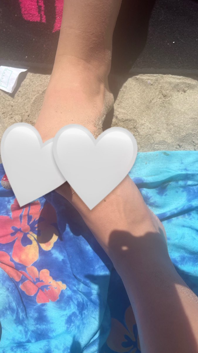 hxxxnt_stuff's tweet photo. https://t.co/mYaO8QAE1e smelly Latina’s feet at the beach https://t.co/RiEOC0iQ1T