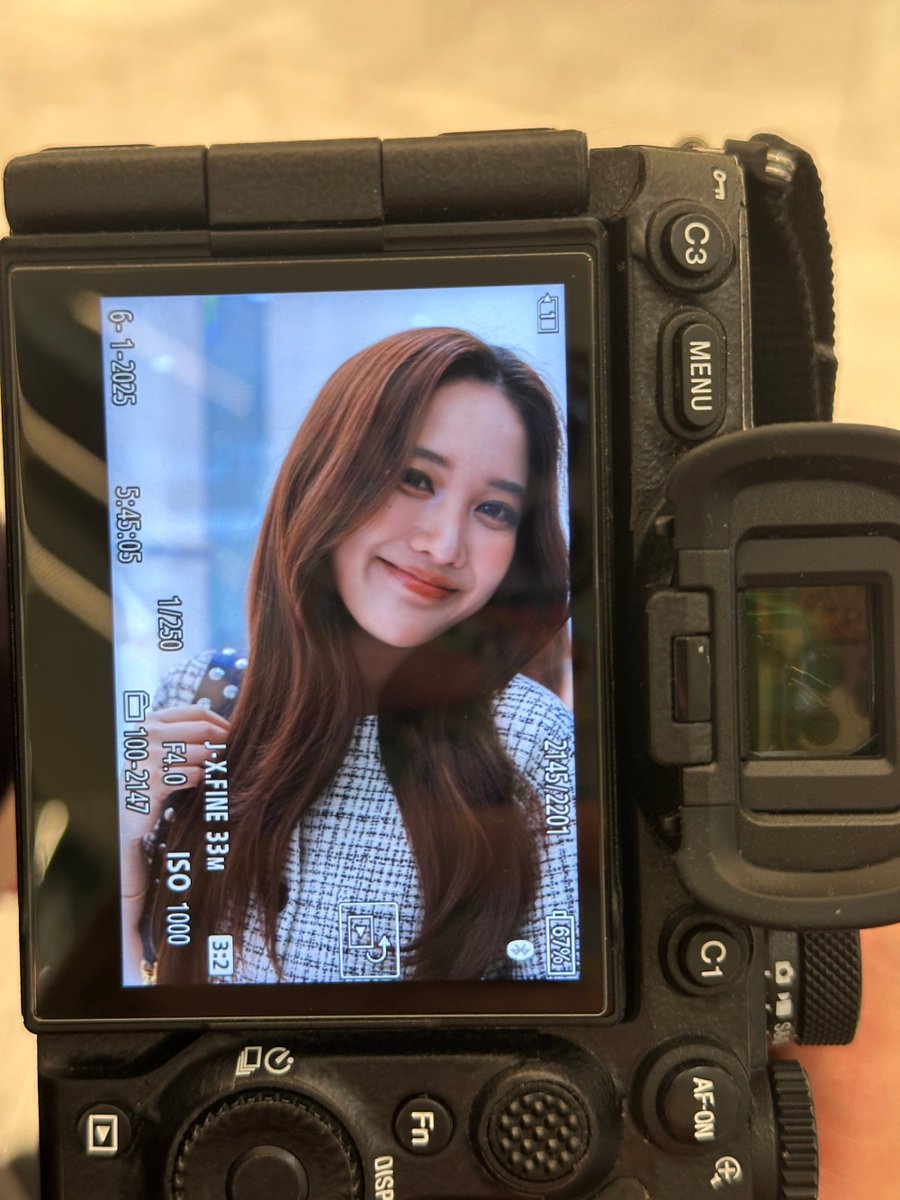 h8sog79553's tweet photo. 有时候，修图是对妈生脸的亵渎
我们Freen干净无需修饰🫰🏻
CR:微博~七崽很忙

#Srchafreen 
#Valentino https://t.co/NxbDmBo11J