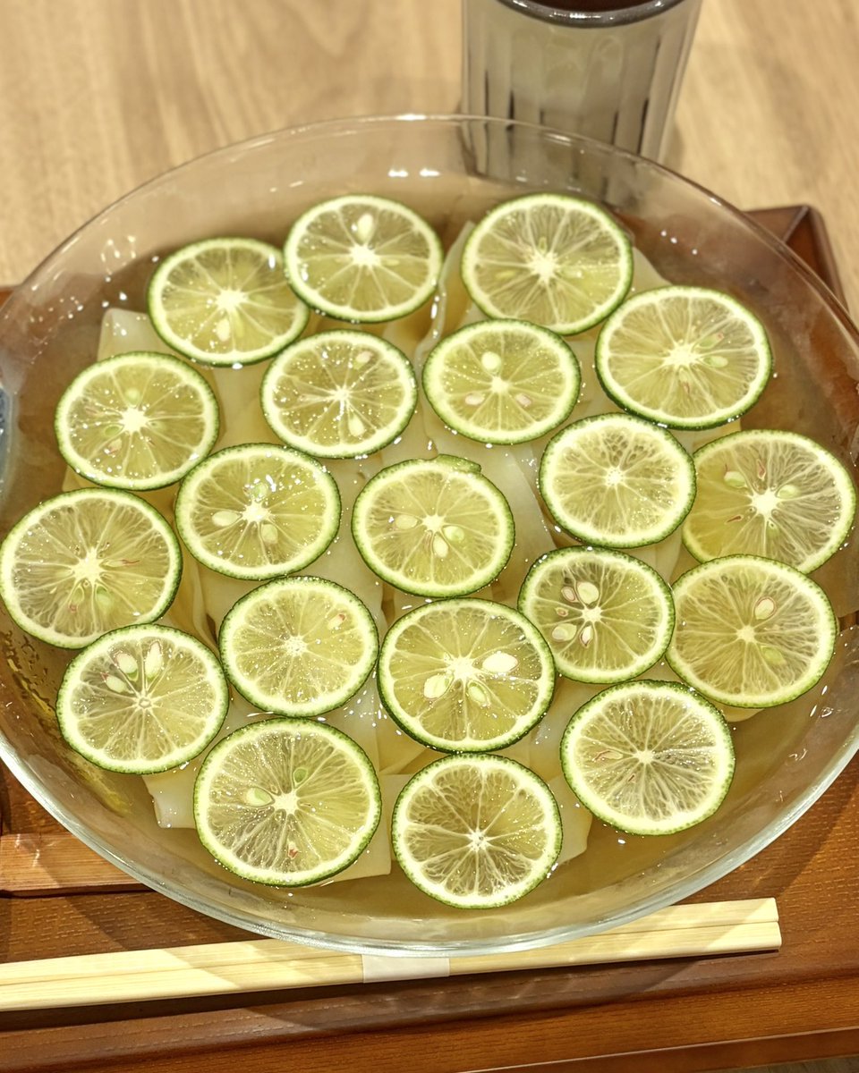 gourmet_nagoya's tweet photo. 栄・HAERAにオープンした『麺と前 たかさご』は港区の名店「手打うどん高砂」の新店舗

きしめんは繊細な口当たりとモッチリとした弾力をほぼ同時に楽しめる絶妙な食感

酢橘の爽やかさに出汁の旨味重なる「すだちきしめん」をぜひ味わってみてほしいです https://t.co/KJswI5Di2Z