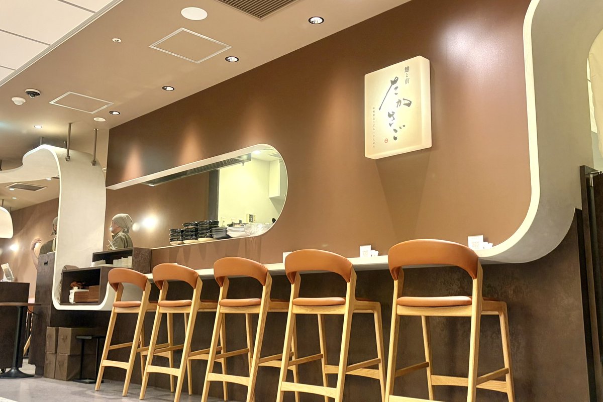 gourmet_nagoya's tweet photo. 栄・HAERAにオープンした『麺と前 たかさご』は港区の名店「手打うどん高砂」の新店舗

きしめんは繊細な口当たりとモッチリとした弾力をほぼ同時に楽しめる絶妙な食感

酢橘の爽やかさに出汁の旨味重なる「すだちきしめん」をぜひ味わってみてほしいです https://t.co/KJswI5Di2Z