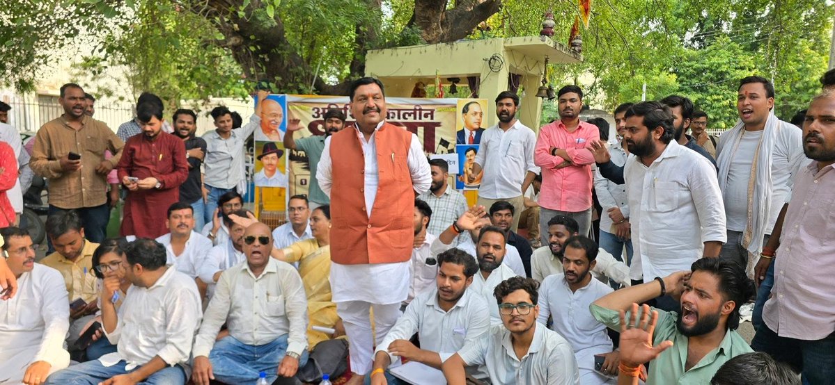 dsinghlucknow's tweet photo. संघर्षों के साये मैं इतिहास हमारा पलता है ,
जिस और जवानी चलती है उस और जबाना चलता है!

#11 दिन अनिश्चितकालीन धरना का समर्थन निष्कासित छात्रनेता प्रेम प्रकाश, हर्षित शुक्ला , शशिप्रकाश जी का निष्कासन रद्द हो !
#लखनऊ_विश्वविद्यालय 
#lucknowuniversity
#AkhileshYadav #campus https://t.co/0OTaxrUevK