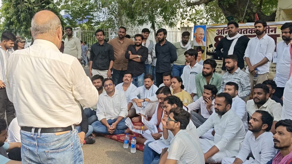 dsinghlucknow's tweet photo. संघर्षों के साये मैं इतिहास हमारा पलता है ,
जिस और जवानी चलती है उस और जबाना चलता है!

#11 दिन अनिश्चितकालीन धरना का समर्थन निष्कासित छात्रनेता प्रेम प्रकाश, हर्षित शुक्ला , शशिप्रकाश जी का निष्कासन रद्द हो !
#लखनऊ_विश्वविद्यालय 
#lucknowuniversity
#AkhileshYadav #campus https://t.co/0OTaxrUevK