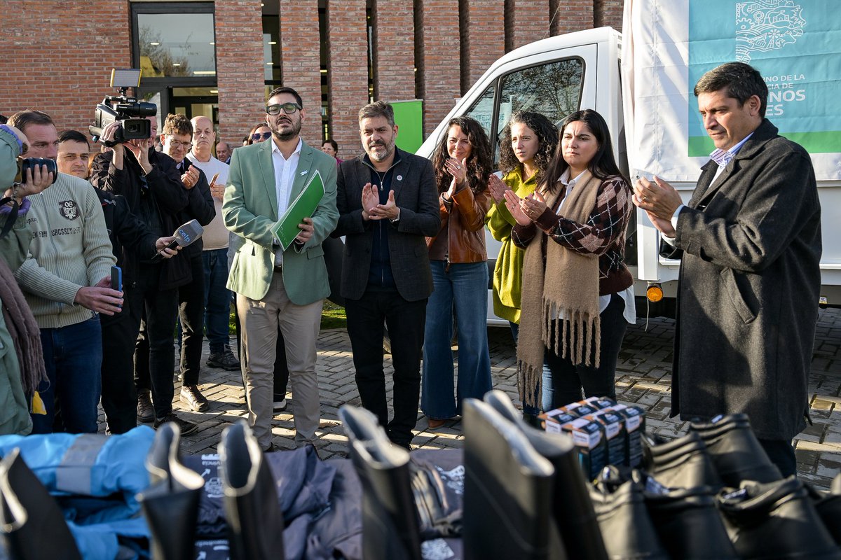 Carli_Bianco's tweet photo. Entregamos en Pigüé un camión para la recolección de residuos provisto por @ambientepba para fortalecer las políticas ambientales del municipio, en el marco del programa #MiProvinciaRecicla

En el acto, en el que participé junto al intendente Matías Nebot y la subsecretaria de Política Ambiental, Tamara Basteiro, también entregamos indumentaria a trabajadores de la planta de reciclado local, bicicletas para la realización de un circuito de ecoturismo y ejemplares de plantas nativas bonaerenses para la reforestación de espacios verdes públicos.

Asimismo, en el marco del programa #EnergiaLimpia otorgamos 200 bulbos y 200 tubos led a instituciones sociales, así como un kit para talleres de huerta agroecológica y composteras para los talleres abiertos a la comunidad.

En la jornada también recorrimos las instalaciones de la nueva Casa de la Provincia, un espacio que centraliza el funcionamiento de distintas dependencias del Gobierno bonaerense para facilitarle a la población el acceso a trámites y servicios.