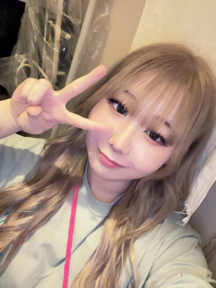 biton__charu's tweet photo. こんばんは🌛

なんと髪色チェーンジ😳
エクステつけてニッコニコなうれち丸ちゃんだったのに取れちゃって
一日限定幻のロングちゃんになっちゃったんだ〜😭
はぁ〜んゴールドっていいわよね💕︎
あれ？ゴールドってなんのお酒の色だっけ？ꉂ🤣𐤔
沢山待ってまぁーす(☆∀☆)ｷﾗｰﾝ!🍾 https://t.co/JMsEln8qXw