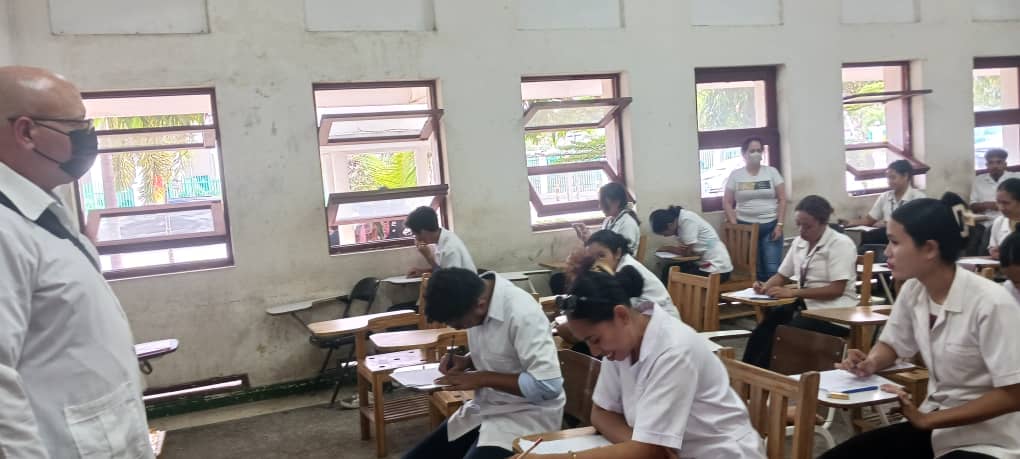 CubaCoopera1's tweet photo. Exámen escrito de Salud Pública a estudiantes del 5to año de medicina, de la ESMTL. Por una Docencia de Excelencia https://t.co/EaiIIzOI2d