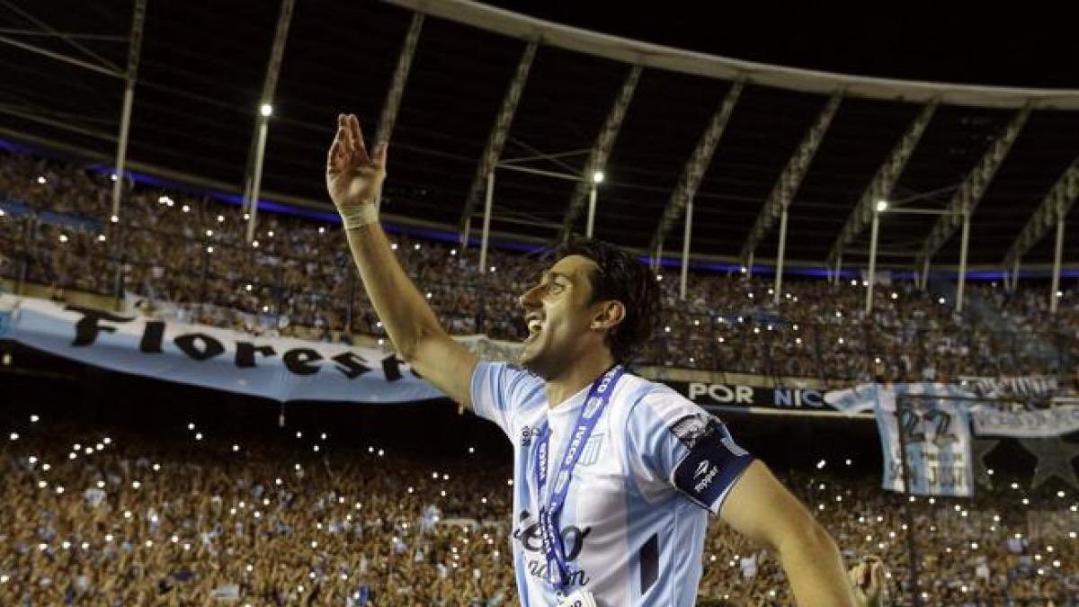 juliigalvan's tweet photo. Feliz cumpleaños, Diego Alberto. 

Hay que tener memoria de lo felices que nos hiciste. Gracias.

Seguramente + de uno canto “Milito hay uno solo” entre 2014 y 2018/19.

Elegí estas fotos porque es cuando mejor nos representaste, hasta ahora. https://t.co/gY5Jz4b12B
